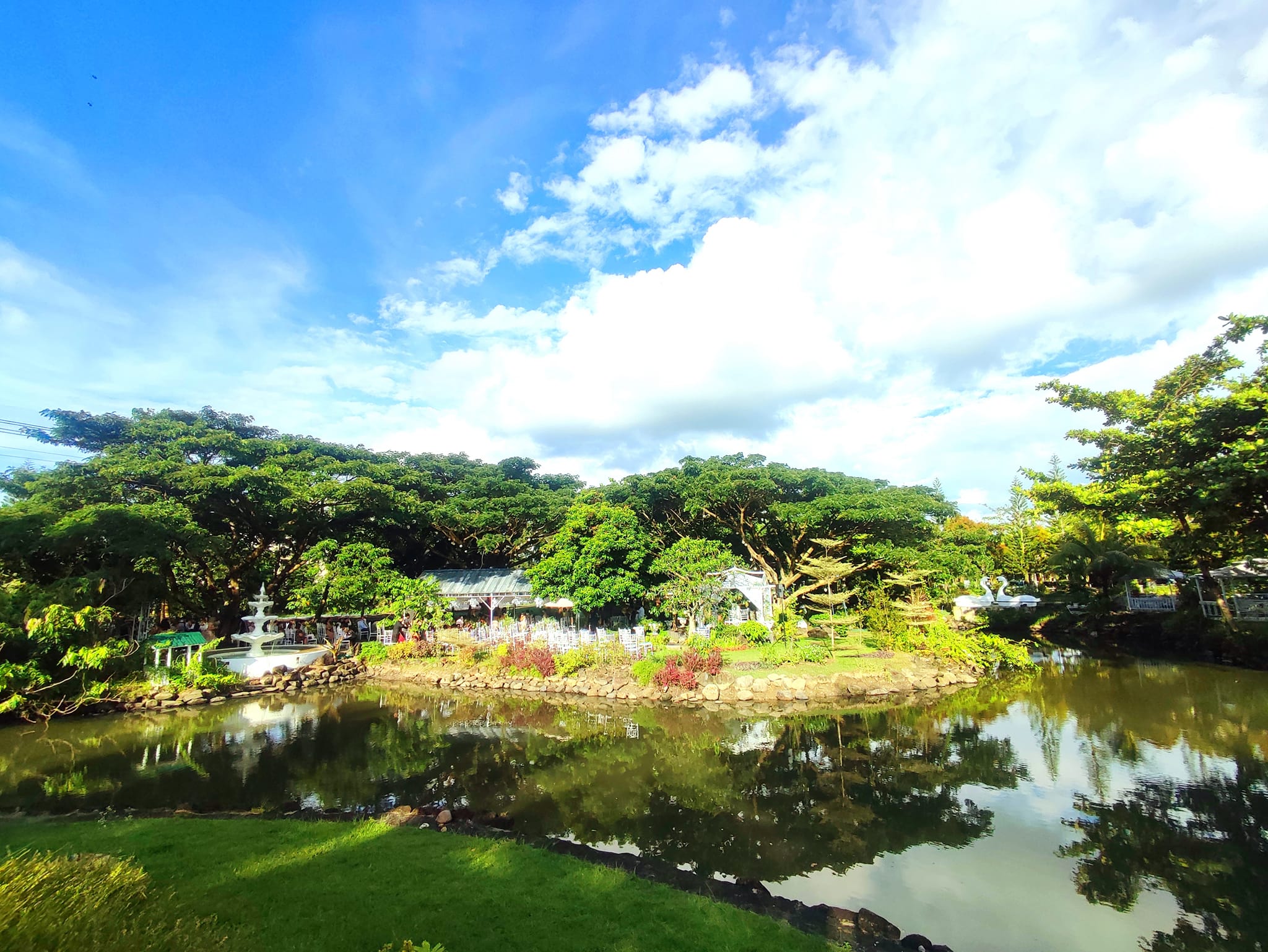 May's Organic garden lake